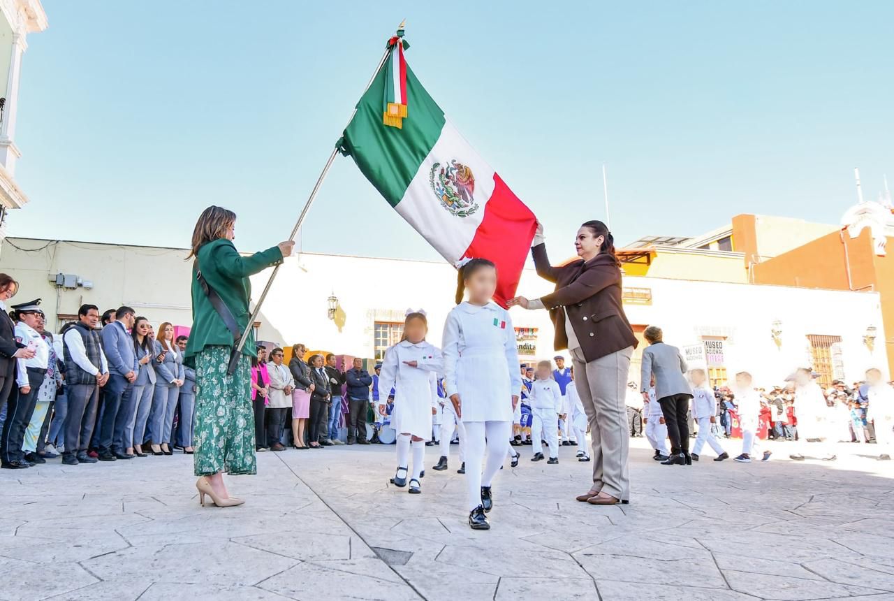 Estudiantes de Huamantla reciben 'Baño de bandera' en el día del lábaro patrio